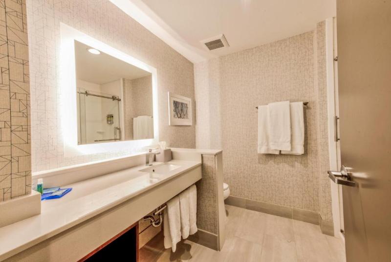 Holiday Inn Express & Suites Farmers Branch image