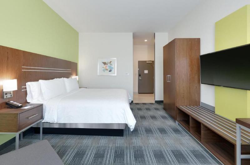 Holiday Inn Express & Suites Farmers Branch image