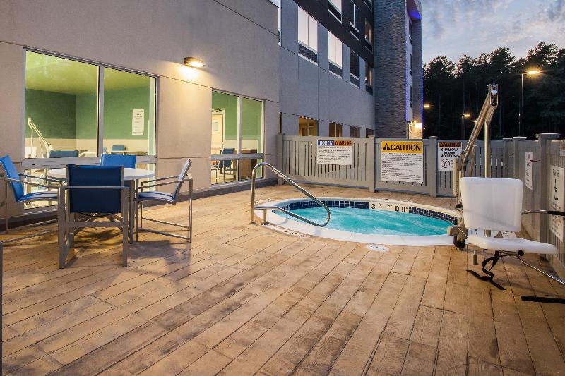 Holiday Inn Express Queensbury - Lake George Area image