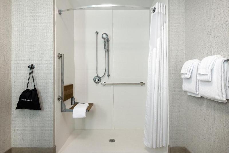 Holiday Inn Express Queensbury - Lake George Area image