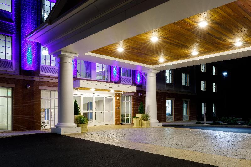 Holiday Inn Express & Suites Sturbridge image
