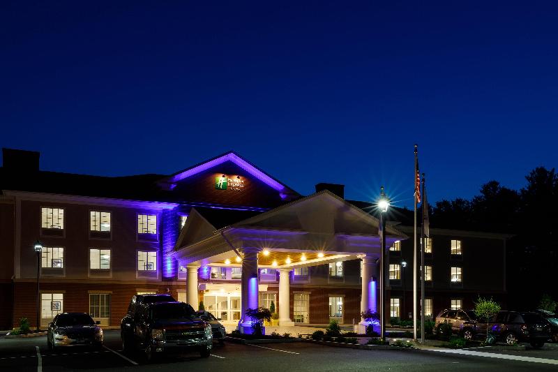 Holiday Inn Express & Suites Sturbridge image