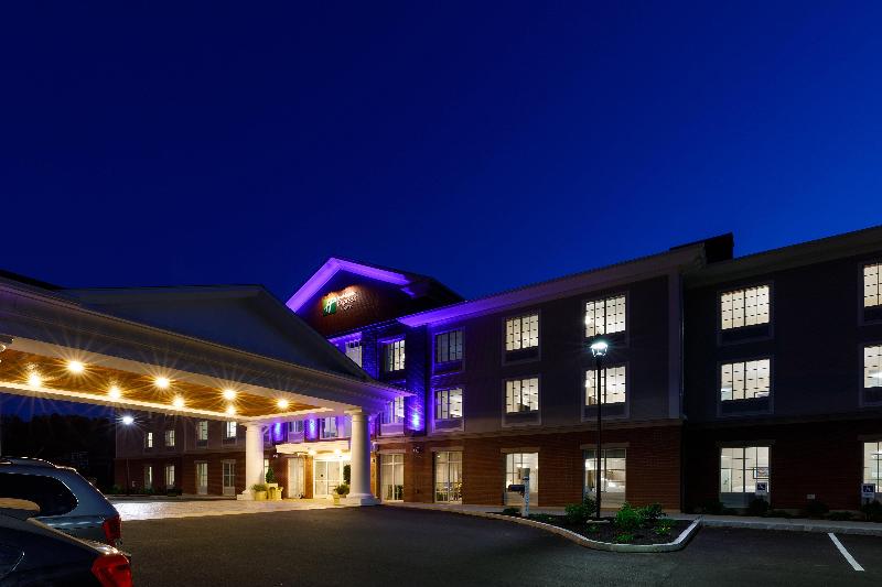 Holiday Inn Express & Suites Sturbridge image