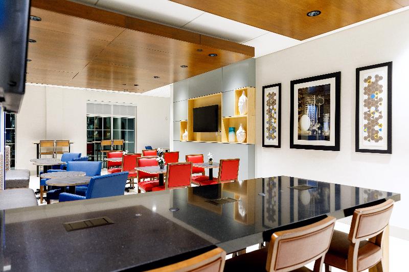 Holiday Inn Express & Suites Sturbridge image