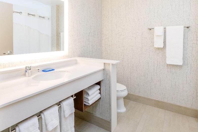 Holiday Inn Express & Suites Sturbridge image