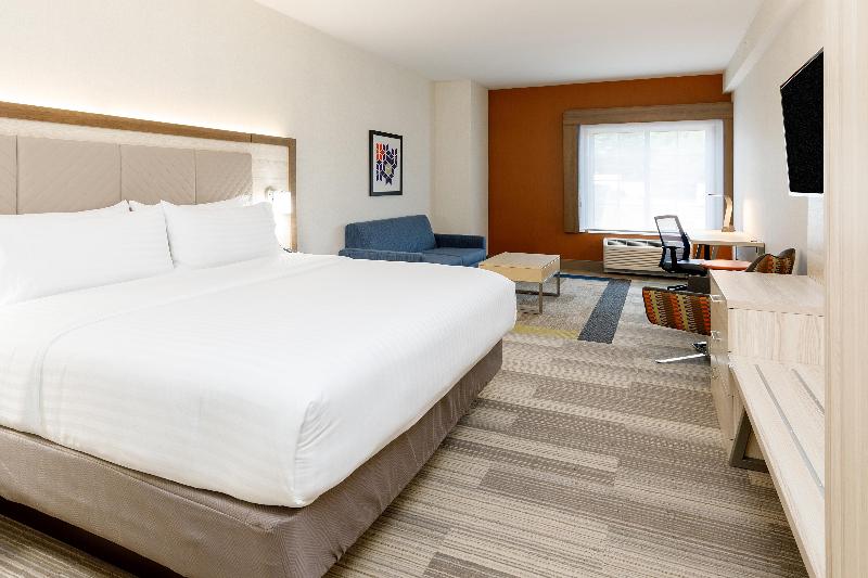 Holiday Inn Express & Suites Sturbridge image
