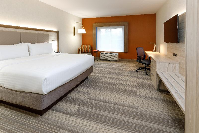 Holiday Inn Express & Suites Sturbridge image