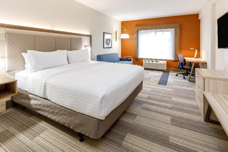 Holiday Inn Express & Suites Sturbridge image