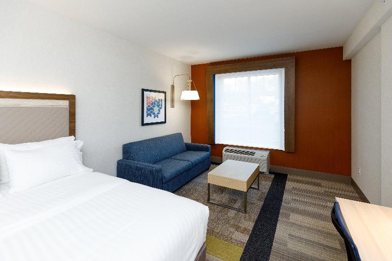Holiday Inn Express & Suites Sturbridge image