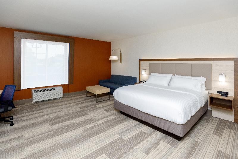 Holiday Inn Express & Suites Sturbridge image