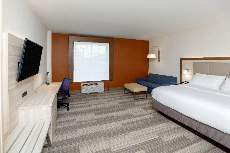 Holiday Inn Express & Suites Sturbridge image
