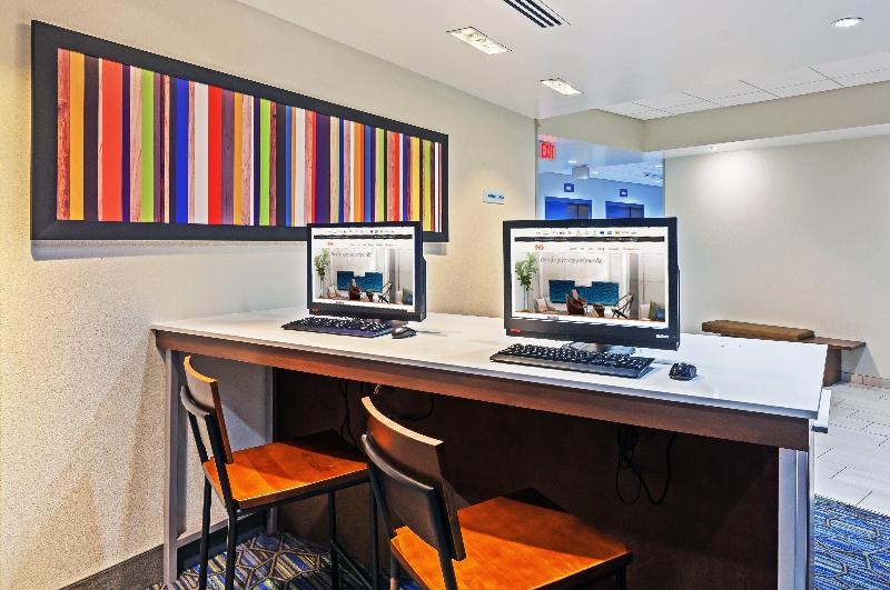 Holiday Inn Exp & Sts Tulsa South - Woodland Hills