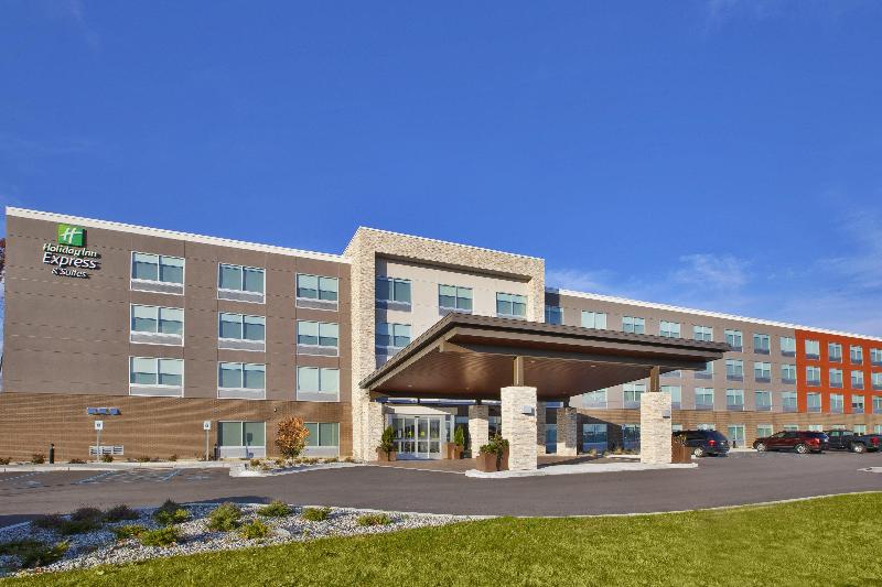 Holiday Inn Express & Suites Grand Rapids-Airport