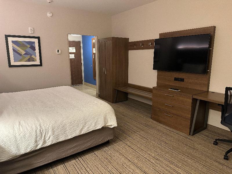 Holiday Inn Express and Suites Macon North image