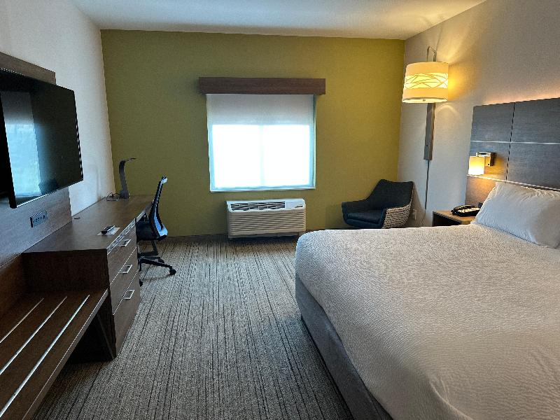 Holiday Inn Express and Suites Macon North image