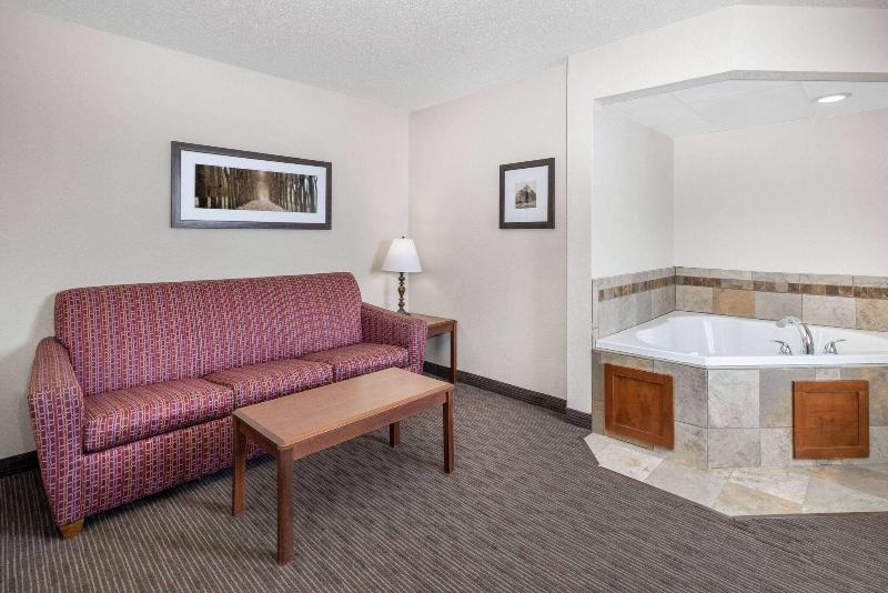 Americinn By Wyndham Dickinson image