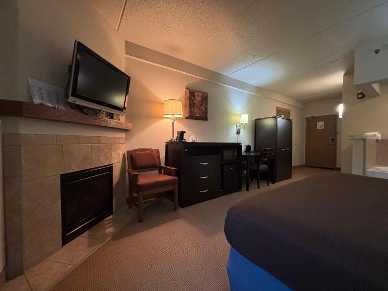 AmericInn by Wyndham Monmouth image