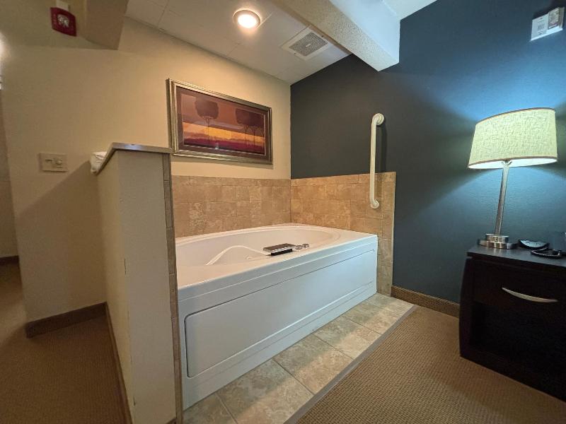 AmericInn by Wyndham Monmouth image