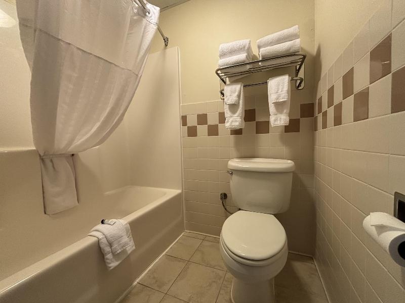 AmericInn by Wyndham Monmouth image