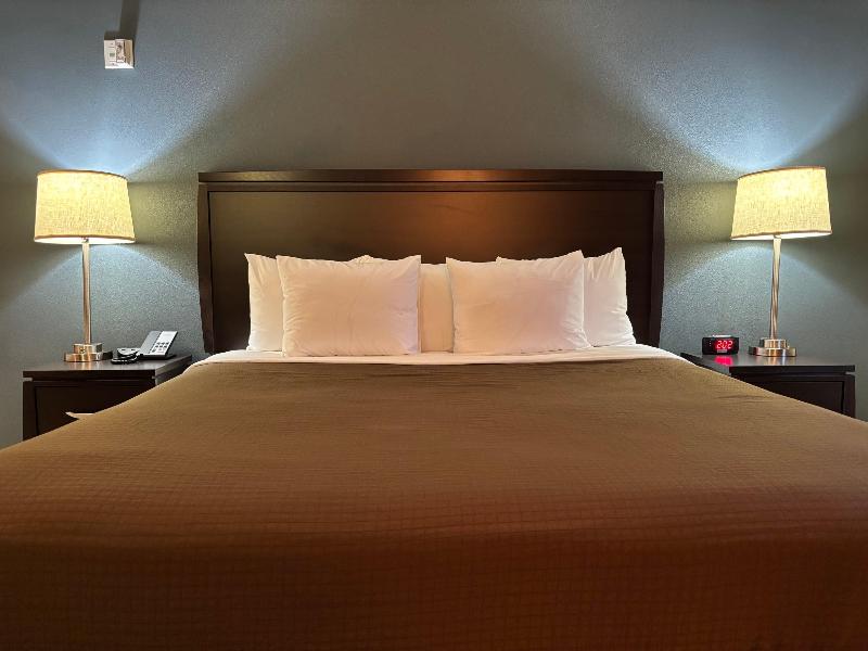 AmericInn by Wyndham Monmouth image