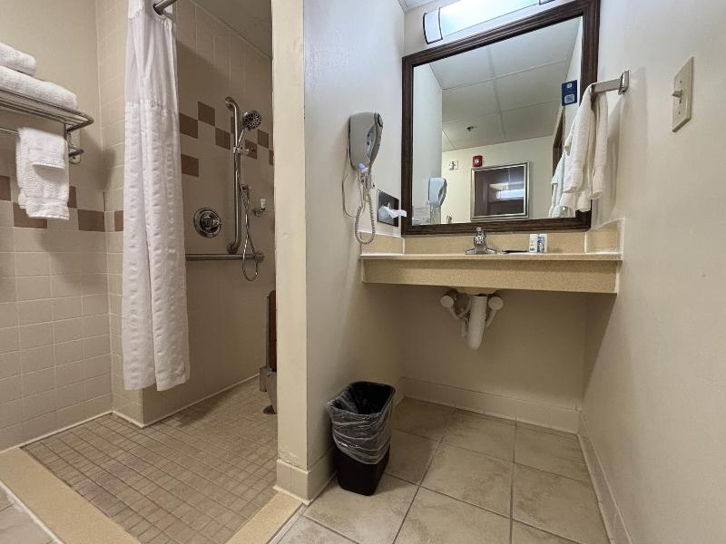 AmericInn by Wyndham Monmouth image