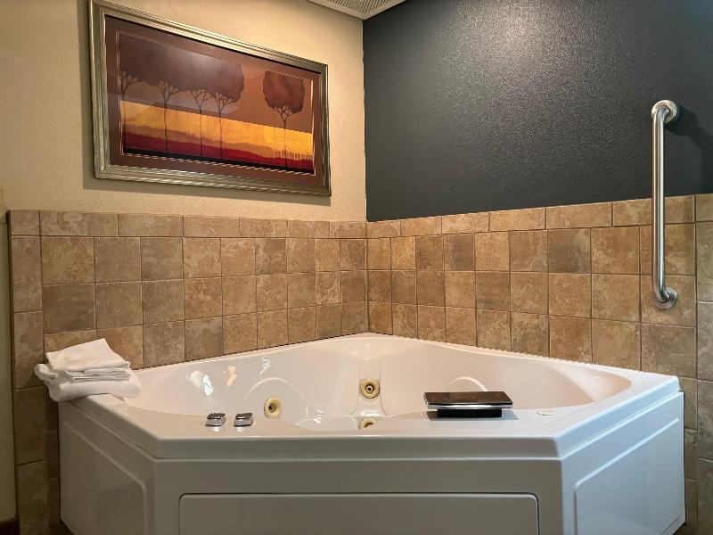 AmericInn by Wyndham Monmouth image
