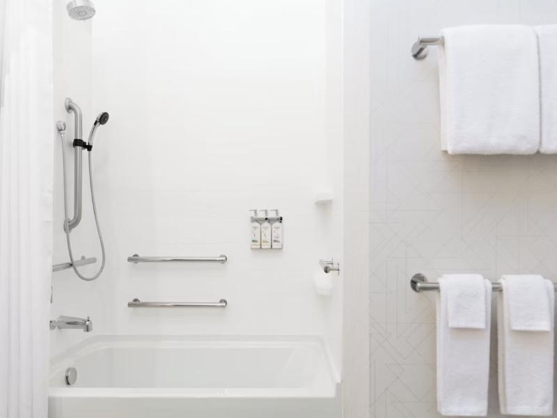 Holiday Inn Express Garden City East By IHG image