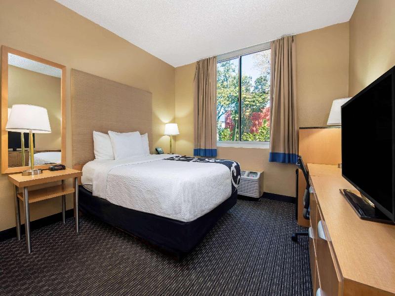 La Quinta Inn & Suites West Palm Beach Airport image