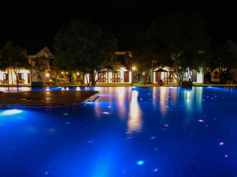 Oak Ray Oak Ray Elephant Lake - Sigiriya image