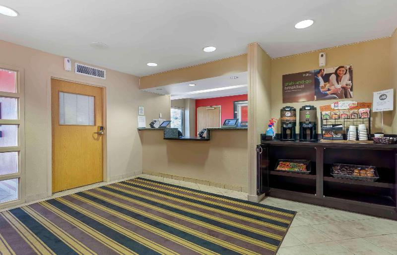 HomeTowne Studios by Red Roof in Chantilly image