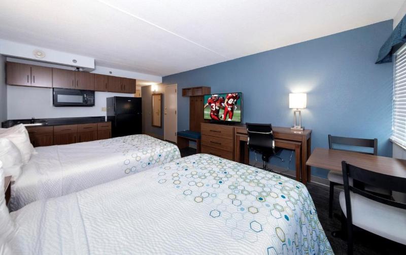 HomeTowne Studios by Red Roof in Chantilly image