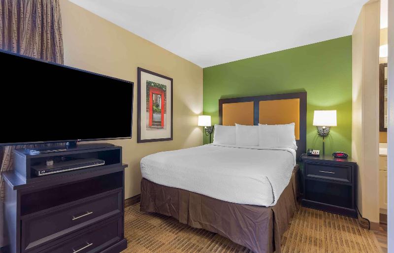 HomeTowne Studios by Red Roof in Chantilly image