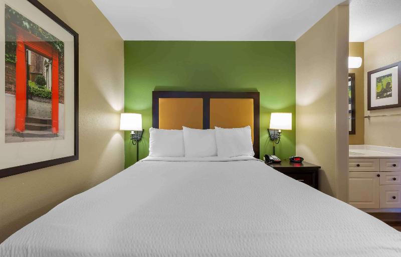 HomeTowne Studios by Red Roof in Chantilly image