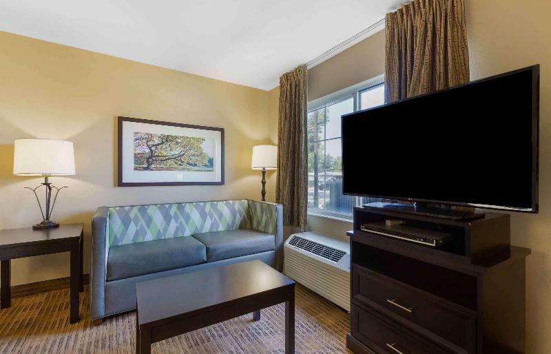HomeTowne Studios by Red Roof in Chantilly image