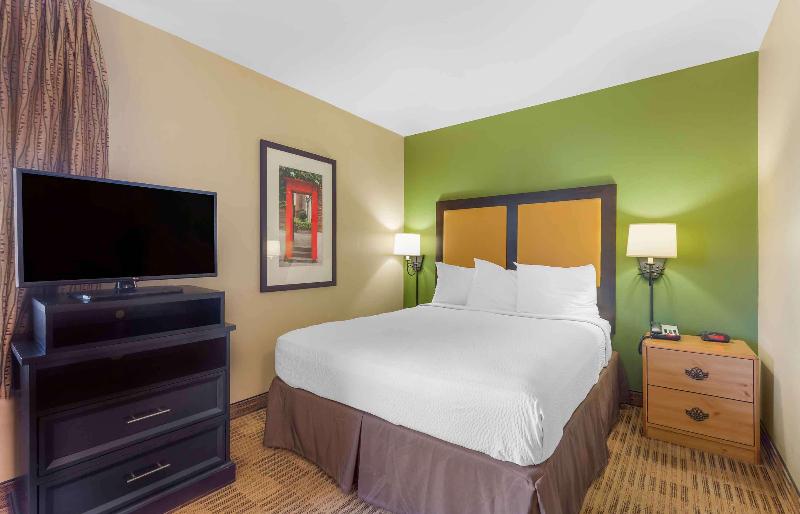 HomeTowne Studios by Red Roof in Chantilly image