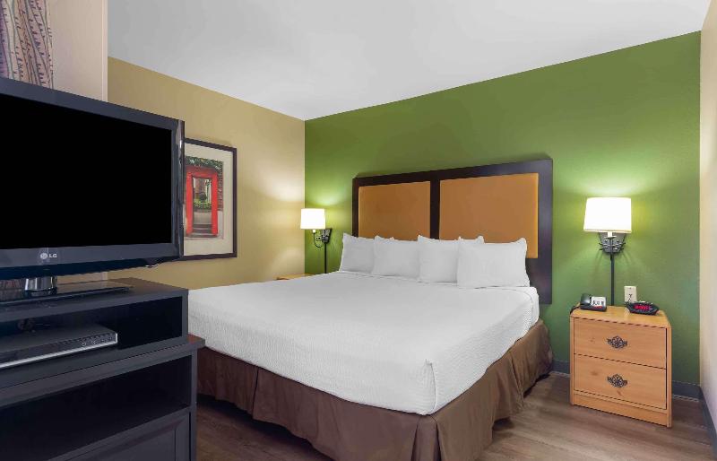 HomeTowne Studios by Red Roof in Chantilly image