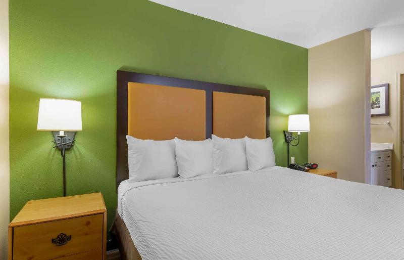 HomeTowne Studios by Red Roof in Chantilly image