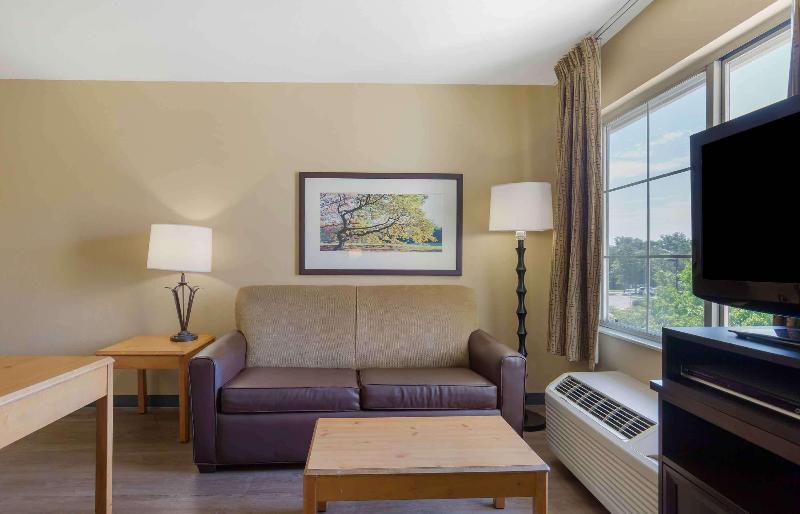 HomeTowne Studios by Red Roof in Chantilly image