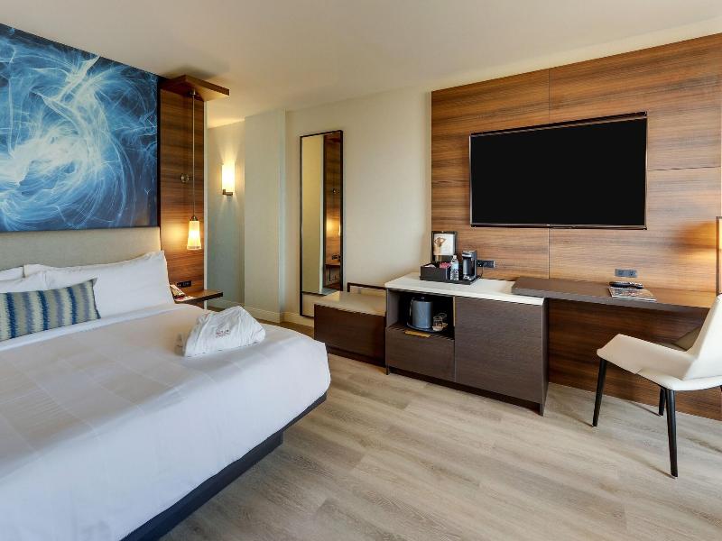 Room, 1 King Bed (Mobility/Hearing Access, Transf Shwr) (1 King Bed)