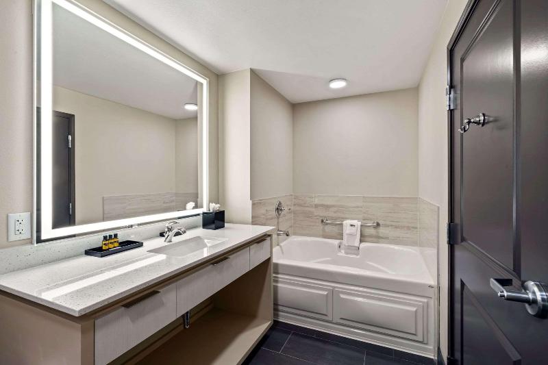 Best Western Plus Fillmore Inn & Suites image
