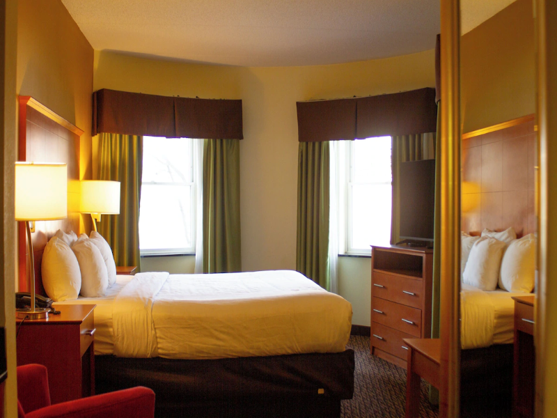 University Htl & SUI Shippensburg, Trademark Wyndh image