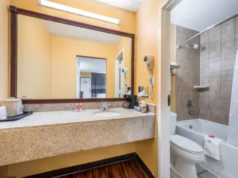 Econo Lodge Columbus near Airport image