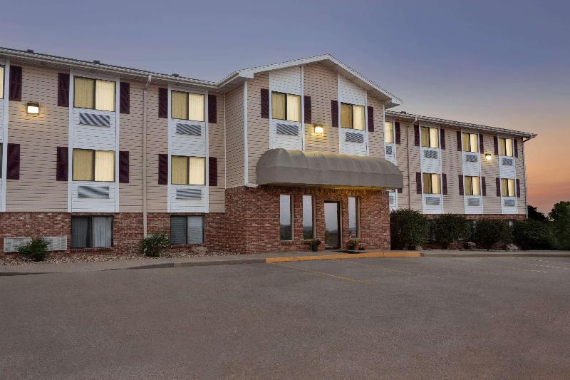 Travelodge by Wyndham Jefferson City image