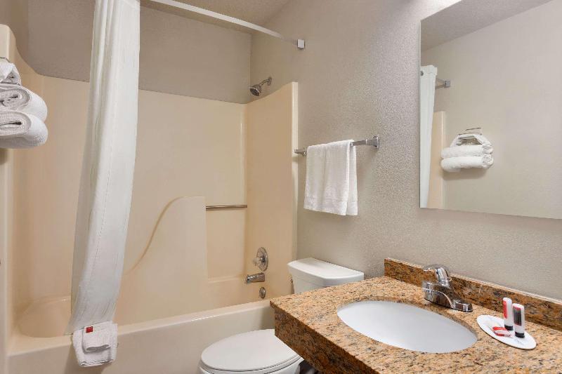 Travelodge by Wyndham Jefferson City image