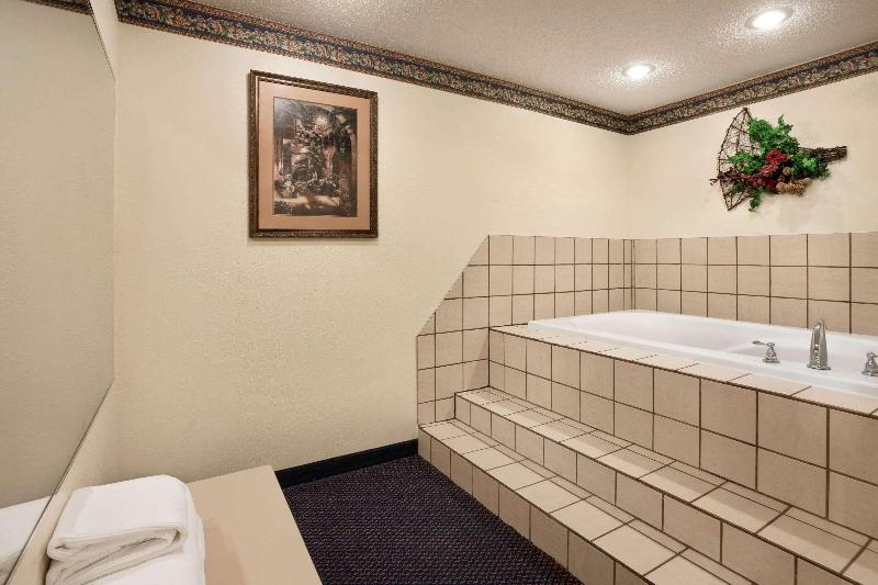 Travelodge by Wyndham Fort Scott image