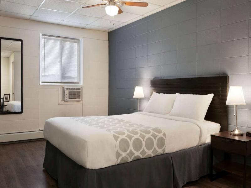 Howard Johnson by Wyndham Grande Prairie image