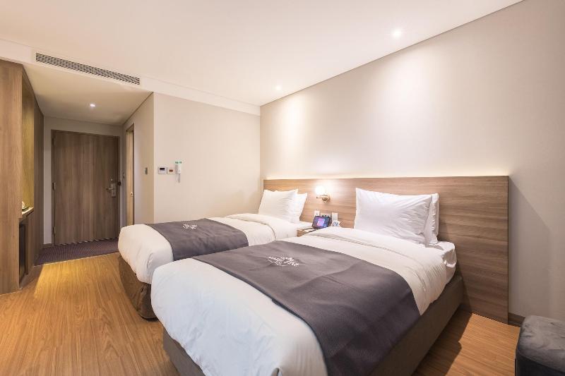 Fine Hotel image