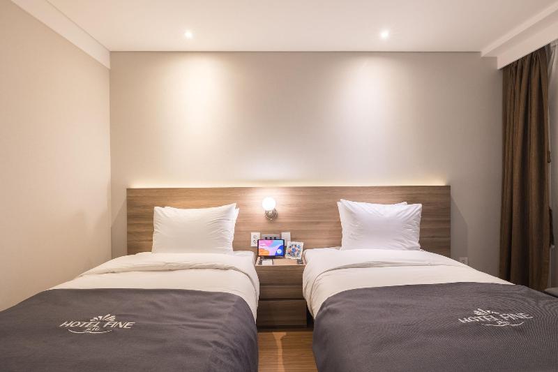 Fine Hotel image