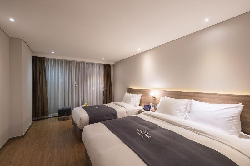 Fine Hotel image