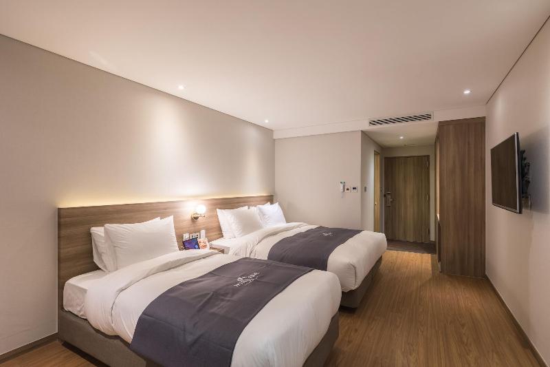 Fine Hotel image